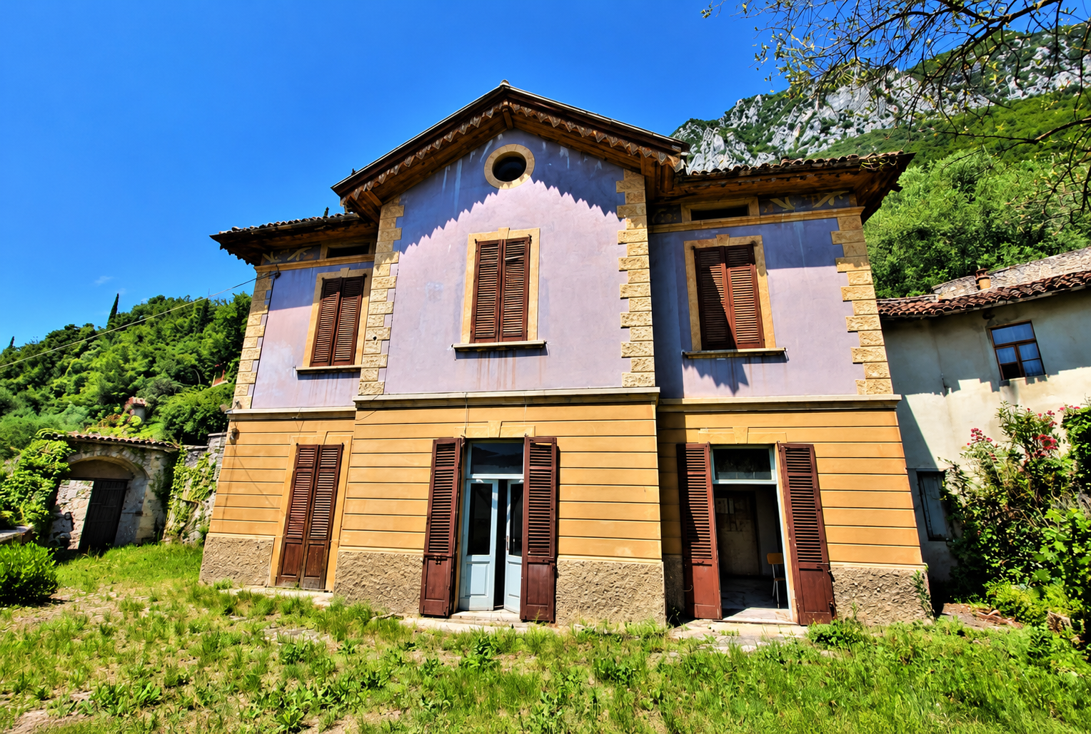 La facciata Liberty della villa padronale