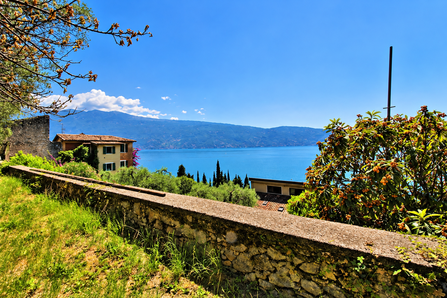 Il muro di cinta e la vista sul Garda